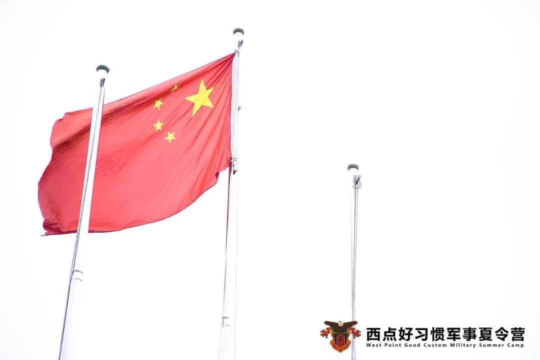 白色波点短袖搭配蓝色牛仔裤，简单大方，你喜欢波点元素吗？